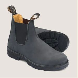 Blundstone’s WOMEN'S CLASSICS
CHELSEA BOOTS - RUSTIC BLACK